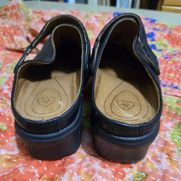 LIKE NEW Ariat Women's Size 7.5B Black Leather Mules - Picture 3 of 11